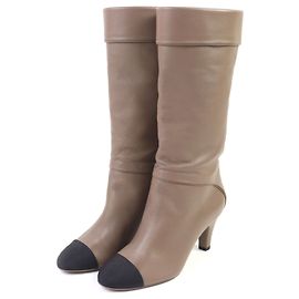 Botas de couro Chanel COCO Mark G36438 Bege Outro