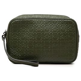 Pochette de pulso em couro verde com Anagram em relevo LOEWE Verde Verde oliva