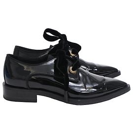 Scarpe Derby Lanvin a punta con lacci in pelle vernice nera Nero