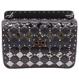 Valentino Garavani Borsa a tracolla Valentino Medium Rockstud Spike.It con dettaglio a rombo metallico in pelle nera Rosso Bordò