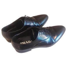 Chaussures habillées Prada en cuir noir Noir