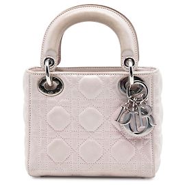 Lady Dior Cannage em pele de cordeiro iridescente rosa mini Rosa