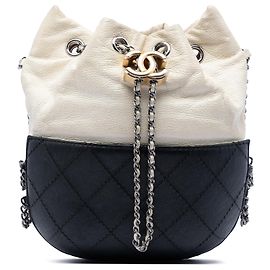 Bolsa Bucket Chanel Gabrielle branca em couro de bezerro matelassê bicolor Small Outro