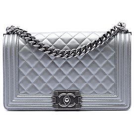 Chanel Boy Flap aus gestepptem metallischem Caviar Silber Alt Größe Medium Silber