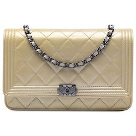 Cartera Chanel Boy acolchada beige en charol con cadena Beige