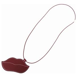 Hermès Colar de Pingente Hermes Lips Veau Swift Rouge H K Stamp Vermelho