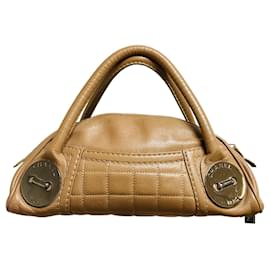 Chanel RARE Bolso Satchel Pequeño de Cuero Caviar con Botones en color Tan Camello