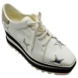 Stella Mc Cartney Stella McCartney Elyse Plateau-Derby-Sneaker aus Kunstleder Weiß / Silber mit Sternen Weiß