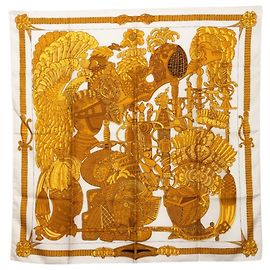 Hermès Hermes Carré 90 ARMETS en PANACHE Sciarpa con elmo piumato D'oro Crudo