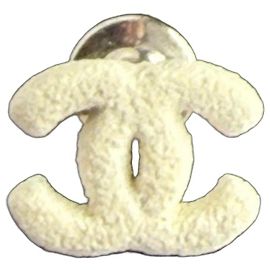 Chanel CC Logo Brosche in Weiß und Silber Weiß
