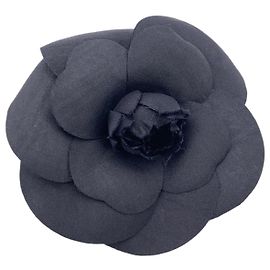 Chanel Spilla vintage in seta nera a forma di camelia Nero