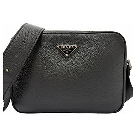 Bolsa de ombro Prada em couro preto com logotipo de triângulo Preto