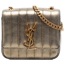 Bolsa de corrente Vicky Monogram em grão de pó metálico dourado Saint Laurent Small Dourado