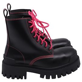 Stivali Strike di Balenciaga in pelle di vitello nera Nero
