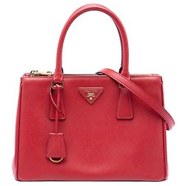 Sac à main Galleria en Saffiano rouge taille Medium à double fermeture éclair Prada Rouge
