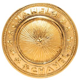 Broche Chanel Gold CC plaqué or avec médaillon Sunburst Doré