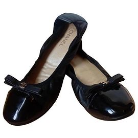 Chanel Sapatilhas em couro preto bico verniz Preto