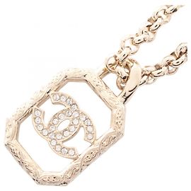 Collier carré avec le logo Coco de Chanel Doré