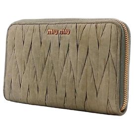 Miu Miu Cartera Matelassé Zip Around en cuero gris Gris