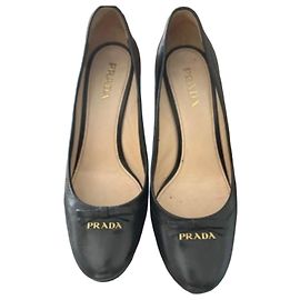 Prada Schwarze Leder High Heels mit Schleife Schwarz