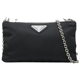 Borsa a tracolla con catena e placca con logo Triangle di Prada Nero