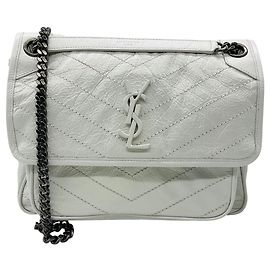 Borsa a tracolla Niki in pelle di vitello stropicciata bianca Medium di Saint Laurent Bianco