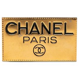 Broche Chanel Coco Mark Logo Plate Doré