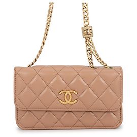 Pochette de celular com corrente Chanel Matelassé Coco Mark em pele de cordeiro AP3047 Bege