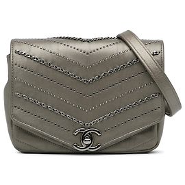 Chanel Mini Bolsa Envelope de Chevron em Pele de Vitelo com Ornamentos Cinza Marrom