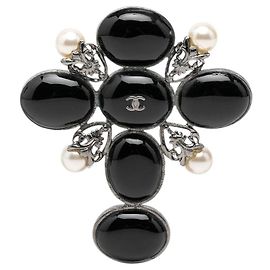 Spilla Croce Chanel Black CC in Ottone e Resina con Falsa Perla Nero