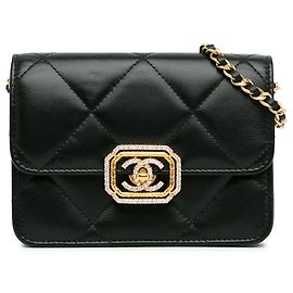 Clutch Chanel em couro de vitelo matelassê preto com strass e aba com corrente Preto