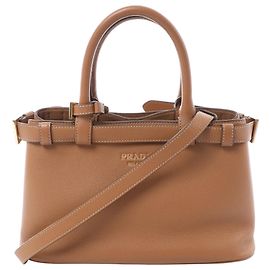 Pequena bolsa de mão 2 vias em couro de grão macio com fivela Prada marrom 1BA418 Marrom