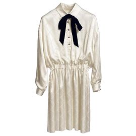 Chanel 23C Blouson-Kleid aus ecrufarbener Jacquard-Seide mit Samtschleife FR 40 Schwarz Weiß Beige