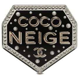 Spilla Chanel Coco Neige in resina nera CC, strass e perle finte Nero