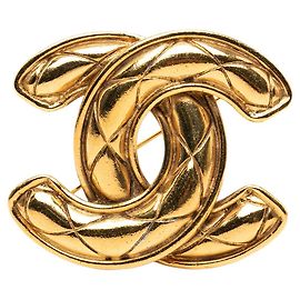 Broche Chanel Gold CC acolchoada banhada a ouro Dourado