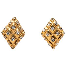 Brincos de pressão Chanel Gold CC banhados a ouro e strass acolchoado losango Dourado