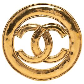 Broche ronde découpée en or plaqué CC doré Chanel Doré