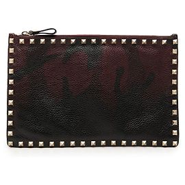 Clutch Valentino Rockstud de piel de becerro granulada roja camuflaje Roja Burdeos