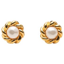 Chanel Boucles d'oreilles clips fleur en fausses perles plaqué or doré Doré