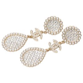 Chanel Gold CC Goldplattierte Tropenohrringe mit Strass und Kunstperlen, Stecker Golden