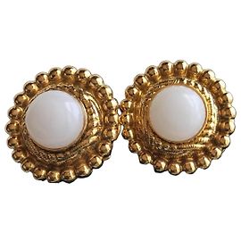 Brincos de pressão Chanel banhados a ouro cabochon branco Branco Dourado