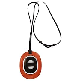 Collier pendentif Hermès en résine orange et noir Noir Orange