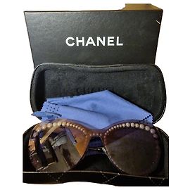 Chanel Óculos de sol com detalhes de pérolas Branco Roxo Metálico