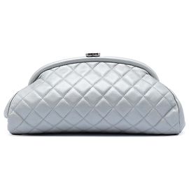 Chanel Timeless Kisslock Clutch aus grau gestepptem Lammleder Braun