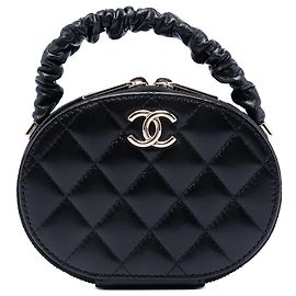 Clutch Chanel Black CC Quilted Lambskin Oval Top Handle Preto