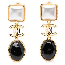 Boucles d'oreilles clips Chanel Gold CC plaqué or avec fausses perles et résine Doré