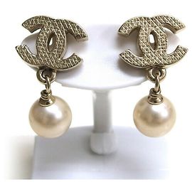 Chanel Coco Mark Swing Perlenohrringe (Kunstperlen) Weiß Golden