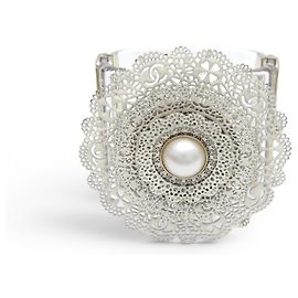 CHANEL ARMBAND MANCHETTE A85987 DEFILE 2015 PLEXIGLAS & SPITZE METALL CC LOGO Silber