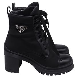 Prada Re-Nylon Metal Triangle Schnürstiefeletten aus schwarzem Leder Schwarz