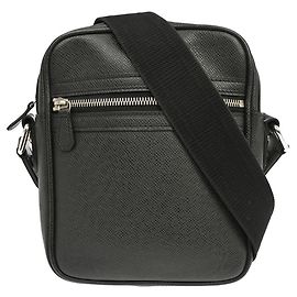 Louis Vuitton Dimitri Messenger Taiga Leather Small Schwarz